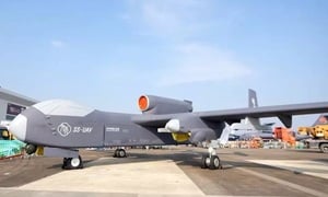 Tranh cãi xung quanh việc Trung Quốc thử nghiệm 'UAV mẹ' mang 100 drone con