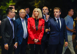 Tổng thống Pháp và Phu nhân dạo Hồ Gươm trong đêm, xem tiêu bản rùa