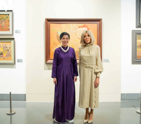 Phu nhân Tổng Bí thư và Phu nhân Tổng thống Pháp chiêm ngưỡng Bảo vật quốc gia Việt Nam