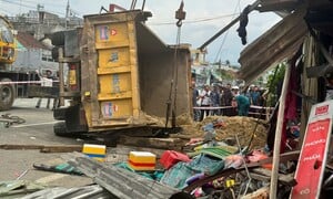 Cận cảnh hiện trường xe tải chở cát đâm loạt xe máy khiến 5 người thương vong 