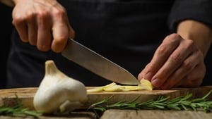 Dùng tỏi nấu ăn nên băm, giã hay đập dập?