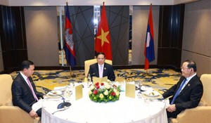 Ba Thủ tướng Việt Nam-Lào-Campuchia ăn sáng và làm việc