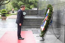 Tổng thống Pháp Emmanuel Macron và Phu nhân vào lăng viếng Chủ tịch Hồ Chí Minh