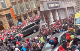 Xe tải lao vào CĐV Liverpool đang diễu hành mừng vô địch, 27 người nhập viện