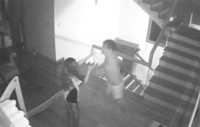 Người vợ nghi bị chồng dùng dao dọa chém, phải nhảy xuống từ tầng 2