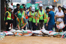 Bùn phun cao nửa mét trên phố Cát Linh, nhiều hộ phải di tản