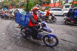 Đi xe máy lên vỉa hè bị phạt bao nhiêu tiền?