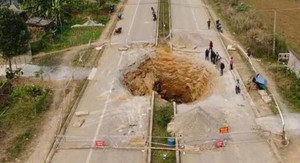 Xe máy rơi xuống 'hố tử thần' sâu 10m trên quốc lộ, chưa tìm được nạn nhân