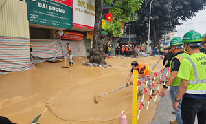  'Suối bùn' hầm ngầm metro Nhổn - ga Hà Nội lại trào lên mặt đường ở Hà Nội