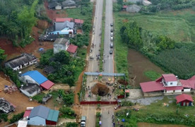 Hiện trường tìm kiếm người đi xe máy lao xuống 'hố tử thần' sâu 10m ở Bắc Kạn