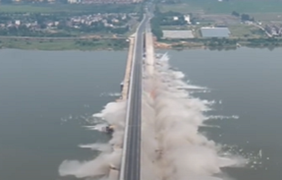 Khoảnh khắc cầu Trung Quốc nổ tung, đổ sụp xuống sông bên cạnh cây cầu mới