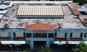 Giá thuê mặt bằng ở chợ đột ngột tăng vọt, hàng trăm tiểu thương điêu đứng