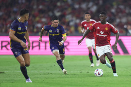 HLV Kim Sang-sik dẫn dắt dàn sao Đông Nam Á đánh bại Man Utd