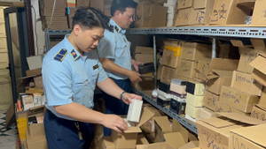 Kho nước hoa nghi giả thương hiệu nổi tiếng giữa phố cổ Hà Nội