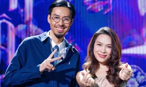 My Tam និង Den Vau សម្តែងនៅរាត្រីតន្ត្រី 'សិរីល្អដល់សន្តិសុខសាធារណៈរបស់ប្រជាជនវៀតណាម'
