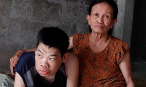 Mẹ đơn thân gần 70 tuổi gồng gánh suốt 30 năm nuôi con bị bại não