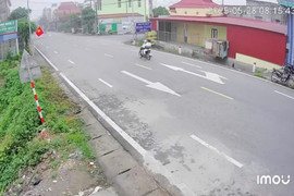 Bé trai 3 tuổi tuột tay bố, băng qua đường bị xe tải đâm tử vong