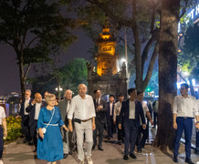 Tổng thống Hungary và Phu nhân dạo phố, ngắm Tháp Rùa, tượng đài Vua Lý Thái Tổ