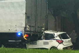 Taxi tông đuôi xe tải đỗ ven đường, tài xế tử vong