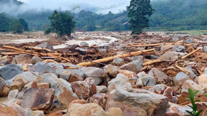 Lũ quét tràn về bản biên giới Nghệ An, cuốn trôi nhiều tài sản