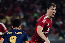 Mờ nhạt trước hậu vệ Campuchia, Rasmus Hojlund bị Man Utd 'bán tháo'