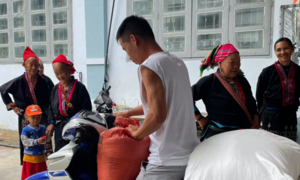 Quà đặc biệt ngày bế giảng, mỗi học sinh được 'thưởng' 60 kg gạo