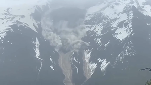 Khoảnh khắc sông băng vỡ, chôn vùi cả ngôi làng ở Thụy Sĩ