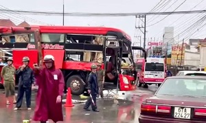 Xe khách đâm container ở Bình Dương lúc rạng sáng, nhiều người bị thương