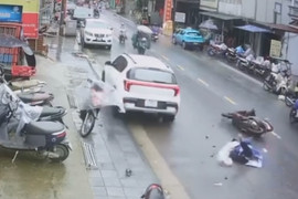 Xe điên tông hàng loạt xe máy ở Sapa, 1 cháu bé tử vong