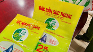 Bắt 2 chủ cửa hàng ở Hà Nội bán hơn 17 tấn gạo ST25 giả
