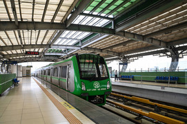 Kính lan can nứt vỡ, mái che thủng mảng lớn ở ga đường sắt Cát Linh - Hà Đông