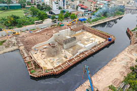 Công trình đập dâng giữ nước đầu tiên trên sông Tô Lịch dần thành hình