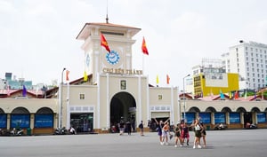 Bóc trần chợ hàng nhái trung tâm TP.HCM: Vì sao biết hàng giả nhưng khách vẫn mua?
