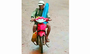 Truy bắt người đàn ông nghi trộm xe máy đâm bị thương 2 cán bộ công an