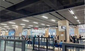Tàu Cát Linh - Hà Đông gặp sự cố, khách được trả tiền vé và trung chuyển xe buýt
