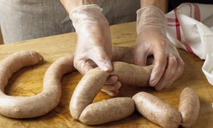 Cách làm xúc xích lợn rất dễ, giúp bạn 'né' thực phẩm bẩn