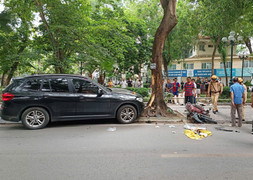 Nữ sinh bị ô tô BMW cán đứt lìa chân trên phố Hà Nội