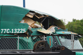 TP.HCM: Giàn cẩu công trình rơi trúng 2 xe ở nút giao Mỹ Thủy, tài xế hoảng loạn