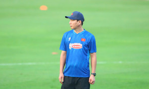 Tuyển Việt Nam bất lợi, HLV Kim Sang-sik bộn bề nỗi lo