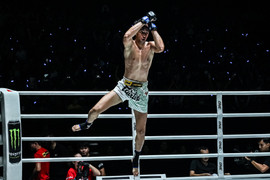 Cận cảnh võ sĩ muay Thái lên gối hạ gục đối thủ, nhảy 'siu' như Ronaldo