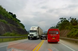 Lạnh gáy cảnh nữ tài xế vượt ẩu, suýt gây tai nạn trên cao tốc