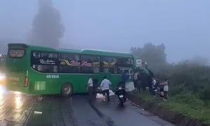 Hai xe khách đối đầu trên đường Hồ Chí Minh, 3 người bị thương