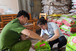 Thu giữ gần 250.000 tấn phân bón không rõ nguồn gốc tại Hòa Bình