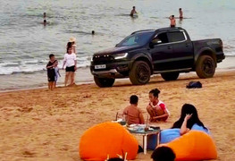 Lái xe bán tải chơi ngông phóng ào ào, bóp còi inh ỏi trên bãi biển đông người