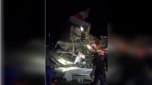 Nga: Tàu chở khách trật bánh do sập cầu, nhiều người thương vong