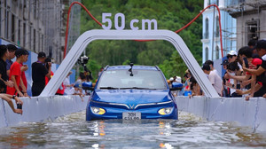 Khi lái ô tô điện qua khu vực ngập nước, tài xế cần chú ý vấn đề gì?