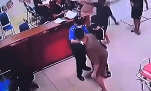 Công an làm việc với kẻ hành hung nữ điều dưỡng khoa cấp cứu ở Nghệ An