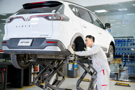 Dịch vụ hậu mãi khó tin: Từ mối lo hóa 'lá bài tẩy' của VinFast 