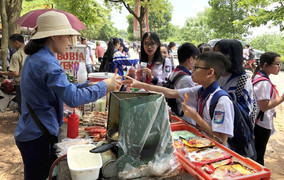 Tốt nhất cấm con ăn uống những thứ bán trước cổng trường