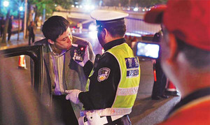 Tài xế uống cả chai rượu trước mặt cảnh sát để né đo nồng độ cồn